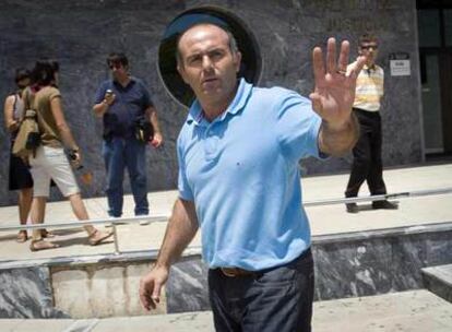 El alcalde de Benitatxell, Juan Cardona, ayer, tras salir en libertad con cargos del juzgado de Dénia donde declaró.