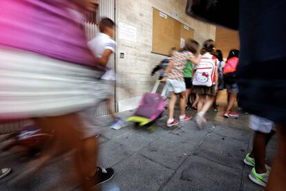 Niños y mochistas en el inicio de curso en el colegio público Isabel la Católica de Madrid.