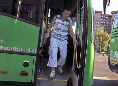 Un usuario baja del llamado <i>yonkibus,</i> el autobús de la línea 339 que llega hasta Valdemingómez.
