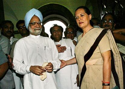 Sonia Gandhi, en Nueva Delhi junto al nuevo primer ministro de India, Manmohan Singh.
