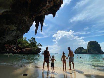 Adrián Rodríguez y Gosi Bendrat, autores del blog Mola Viajar, y sus dos hijos, en una playa del sur de Tailandia.