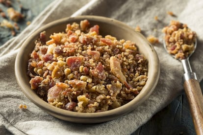 Es el plato por excelencia en el valle del Jerte y en toda Extremadura. Y el único, junto con el gazpacho, que luce el apellido de extremeño. Las migas se toman para desayunar o para comer, pero siempre acompañadas de café y aguardiente de cereza, el famoso kirsch. Es el plato típico que comían los pastores antiguamente, elaborado con pan de días anteriores cortado en trozos muy pequeños y pasado por la sartén. Chorizo frito o panceta son sus mejores aliados. Un receta nutritiva que reconforta tanto el cuerpo como el corazón. En el pueblo de Jerte se pueden degustar algunas de las mejores migas de toda la comarca en los restaurantes <a href="http://valledeljertelaspalomas.com/nuestro-restaurante/" target="">Las Palomas</a> y <a href="http://www.napoleonvalledeljerte.es/" target="">Napoleón</a>. Aunque es plato único, los más hambrientos pueden completar el menú con una caldereta de cabrito.