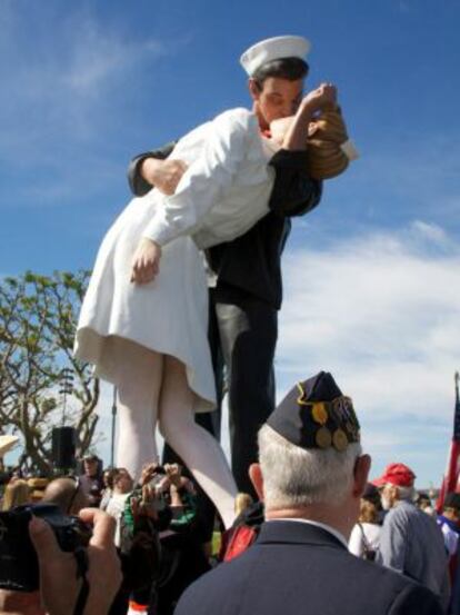 'Inconditional Surrender', una de las gigantescas esculturas Seward Johnson de la serie Iconos.