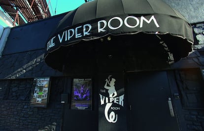 Tom Waits le dio la idea de comprar un bar. Lo llamó Viper Room. El local, punto de encuentro de rockeros y actores de moda, fue tan exitoso como controvertido: allí murió River Phoenix en 1995 por consumo de GHB, Jason Donovan sufrió una sobredosis en él y Anthony Vivien Fox, socio financiero, desapareció sin dejar rastro en 2001. Depp lo traspasó en 2004.