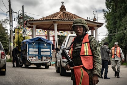 Elementos de la Guardia Nacional, del ejército mexicano y policía estatal realizan un operativo en San Cristóbal de las Casas, Chiapas