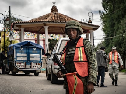 Elementos de la Guardia Nacional, del ejército mexicano y policía estatal realizan un operativo en San Cristóbal de las Casas, Chiapas