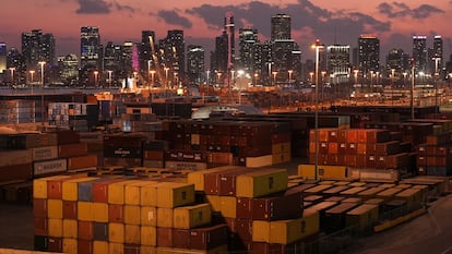 Contenedores apilados en PortMiami, en Florida, el 16 de abril.