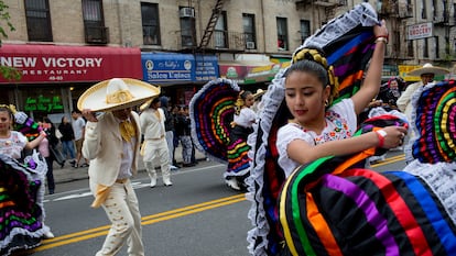 La comunidad mexicana marcha por la Quinta Avenida en el vecindario de Sunset Park durante un desfile del Cinco de Mayo, en Brooklyn, Nueva York.