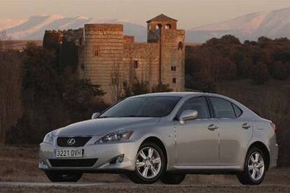 El Lexus IS 220d presenta un frontal aerodinámico  y  matices deportivos (el  parachoques delantero, las aletas traseras o el trazo que une el techo con la zaga). En la foto, castillo de Galofre, en Villafranca (Segovia).