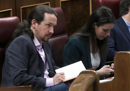 Los líderes de Unidas Podemos, Pablo Iglesias e Irene Montero, escuchan la intervención del candidato a la Presidencia del Gobierno, Pedro Sánchez.
