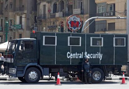 Un agente antidisturbios apostado frente a una parado de Metro en el centro de El Cairo