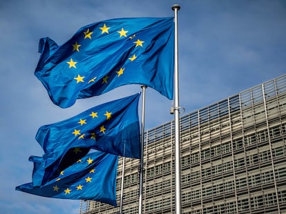 Banderas europeas ondean frente a las oficinas de la Comisión en Bruselas.