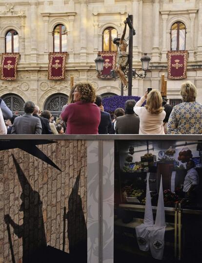 <b>MARTES SANTO. Sevilla.</b> El paso de Cristo de la Hermandad de Los Estudiantes, a su paso por el Ayuntamiento de Sevilla, en la plaza de San Francisco.