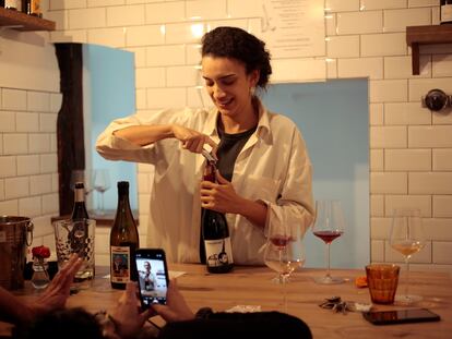 La sumiller Amanda Leite Fornes abre una botella de vino en la barra de Bocanada, en Madrid.