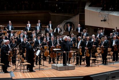 Simon Rattle y la Filarmónica de Berlín reciben los aplausos del público al final del concierto, el pasado jueves en la Philharmonie.