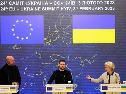 El presidente ucranio, Volodímir Zelenski, entre el presidente del Consejo Europeo, Charles Michel, y la presidenta de la Comisión Europea, Ursula von der Leyen.