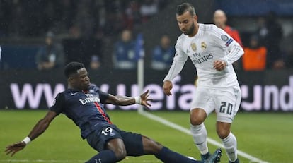 Jese ante Aurier en el partido frente al PSG.