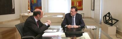 El presidente del Gobierno, Mariano Rajoy (derecha), recibe en La Moncloa al secretario general del PSOE, Alfredo Pérez Rubalcaba, el pasado junio