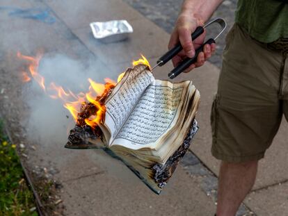 Un militante de extrema derecha quemaba una copia del Corán, el pasado 28 de julio en Copenhague.