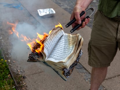 Un militante de extrema derecha quemaba una copia del Corán, el pasado 28 de julio en Copenhague.