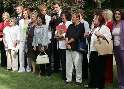 El presidente del Gobierno, José Luis Rodríguez Zapatero, recibió ayer en La Moncloa a representantes de la Red de Organizaciones de Mujeres contra la Violencia.