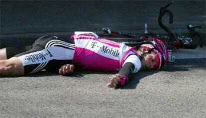 Paolo Savoldelli, de 30 años, ganador del Giro 2002, sufrió ayer una caída a unos 30 kilómetros del inicio de la Vuelta a Colonia.