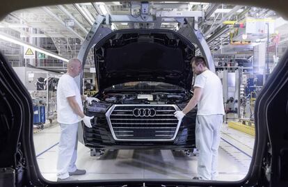 Empleados de Audi ensamblando un Audi Q7 en la planta de Brastislava