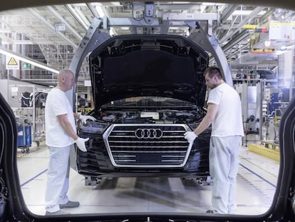 Empleados de Audi ensamblando un Audi Q7 en la planta de Brastislava