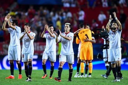 Los jugadores del Sevilla celebran la victoria ante de Olympique de Lyon.