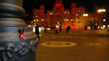 El Palacio de Cibeles iluminado de rojo para apoyar la lucha contra el sida