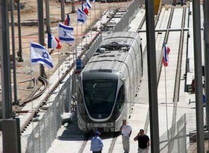 El tren, construido por Israel, que recorrerá Jerusalén se pondrá en marcha en 2010.