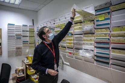 El responsable del archivo, Alberto Pascual, muestra las fichas generadas durante la inspección del Airbus en el hangar 6 de La Muñoza.