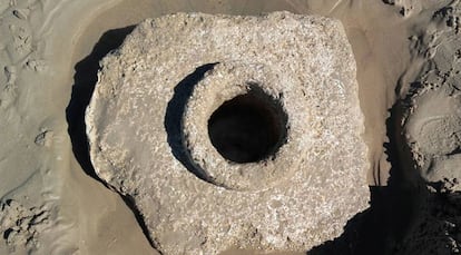 Foto de Adip de uno de los vestigios que el temporal ha revelado en la playa de Cortadura.