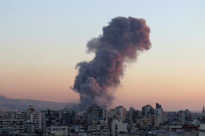 Una columna de humo se eleva tras el bombardeo ísraelí a las afueras de Beirut, este jueves. 