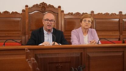 El alcalde de Torredonjimeno (Jaén), Manuel Anguita, junto a la concejala Juana Mari Escribano.