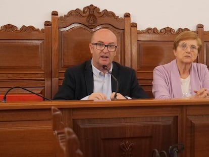 El alcalde de Torredonjimeno (Jaén), Manuel Anguita, junto a la concejala Juana Mari Escribano.