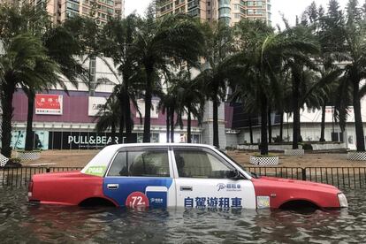 Taxi abandonado en una calle inundada de Hong Kong, el 16 de septiembre.