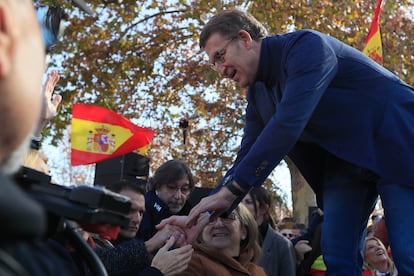El presidente del PP, Alberto Núñez Feijóo, saluda a varios manifestantes este domingo en el templo de Debod en Madrid. 