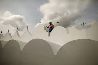 Un hombre encala las tumbas del cementerio de Casabermeja, la pasada semana en Málaga.