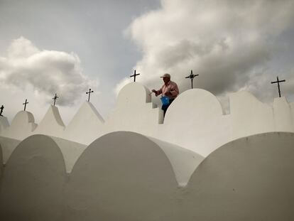 Un hombre encala las tumbas del cementerio de Casabermeja, la pasada semana en Málaga.