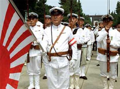Desfile de veteranos de la Marina Imperial en el aniversario de la capitulación japonesa en la II Guerra Mundial, en Tokio.