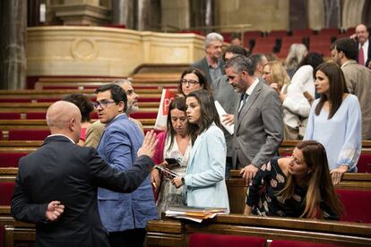 Diputados de Ciudadanos y PSC a la espera del inicio del pleno que finalmente se ha suspendido.