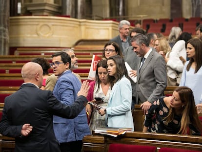 Diputats de Ciutadans i PSC a l'espera de l'inici del ple que finalment s'ha suspès.