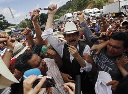 Manuel Zelaya entra en Honduras a través del paso de Las Manos, en la frontera con Nicaragua