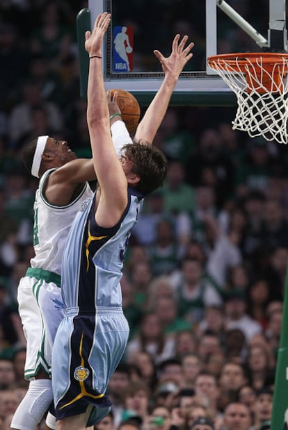 Marc Gasol obstaculiza la entrada a canasta de Paul Pierce.