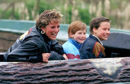 Diana de Gales con sus hijos, los príncipes Guillermo y Enrique en un parque de atracciones en 1990.