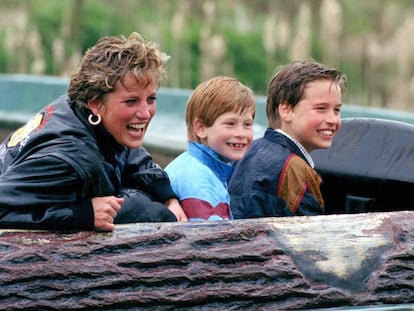 Diana de Gales con sus hijos, los príncipes Guillermo y Enrique en un parque de atracciones en 1990.