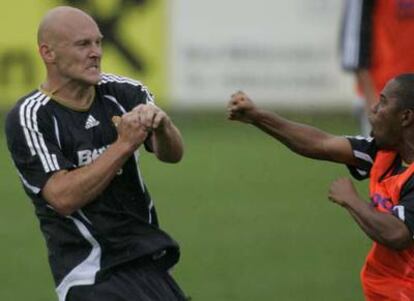 Robinho dirige su puño a Gravesen en el entrenamiento de ayer.