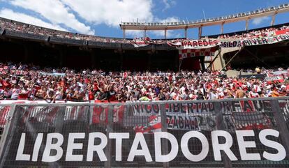 Aficionados de River, en el Monumental.