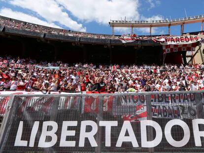  Aficionados de River, en el Monumental.